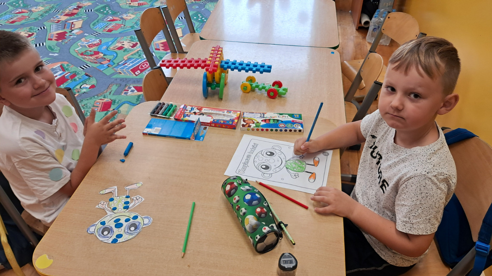 Przedszkolaki wykonują pracę plastyczną.