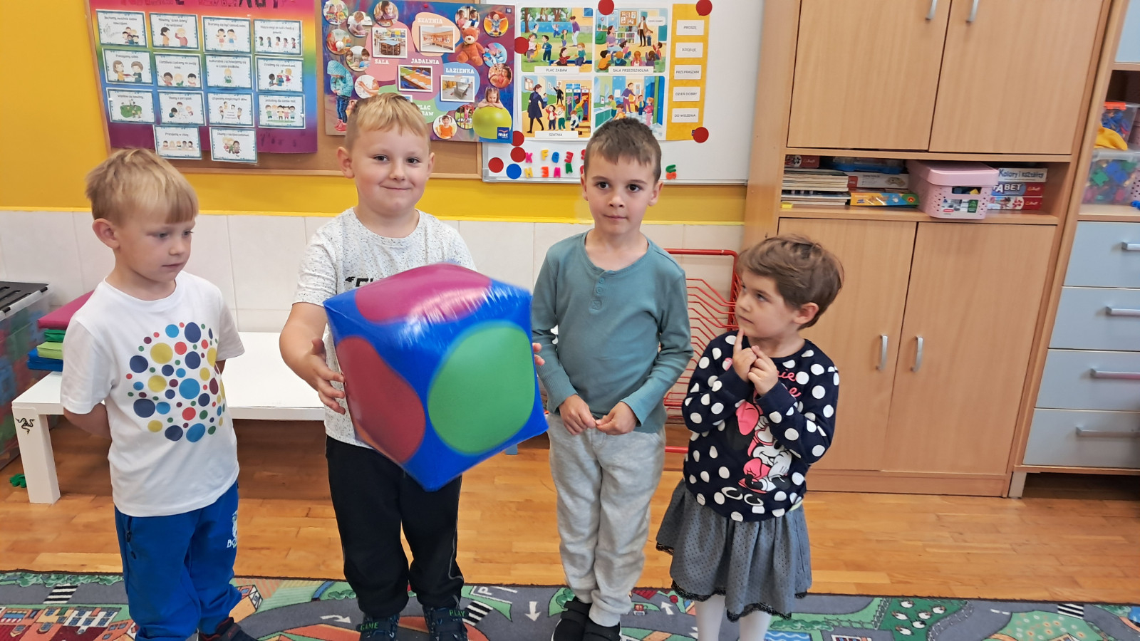 Dzieci bawią się w kole.