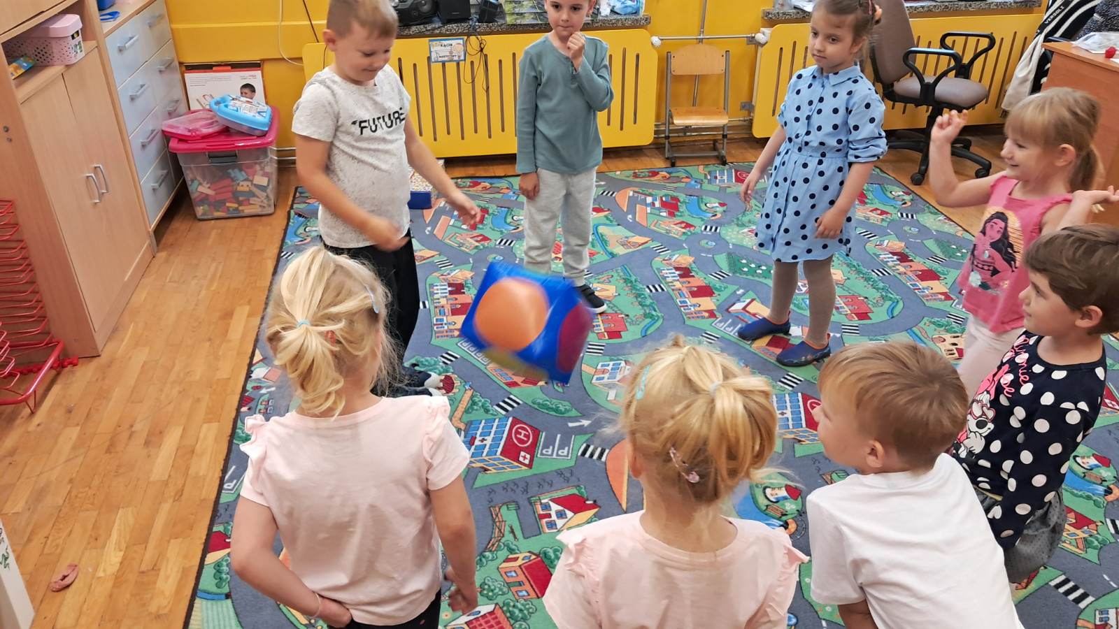 Dzieci bawią się w kole.