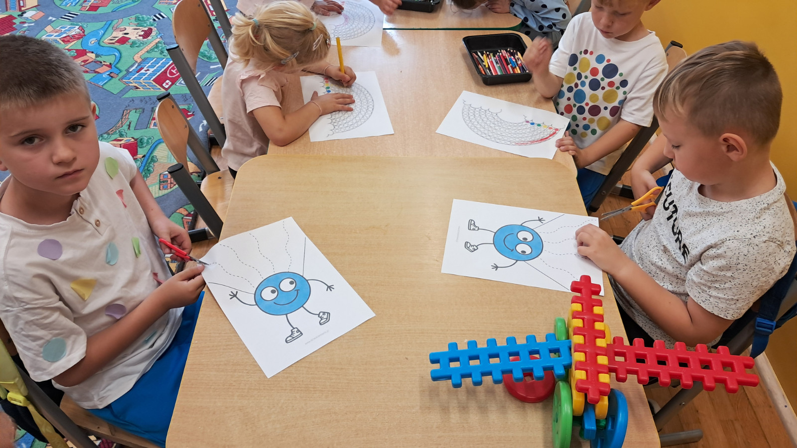 Dzieci wykonują pracę plastyczną.