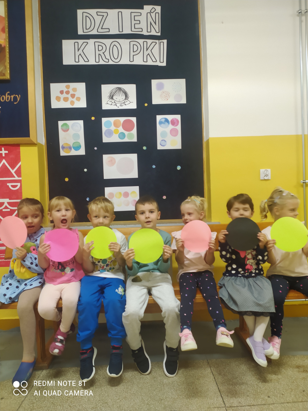 Dzieci pozują do zdjęcia.