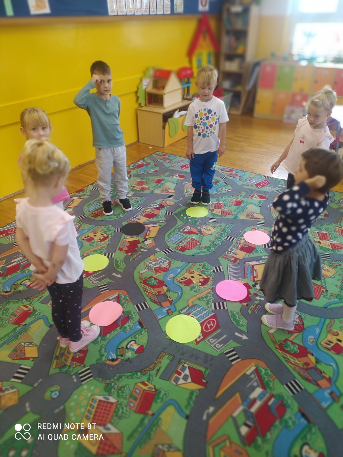 Dzieci bawią się w kole.