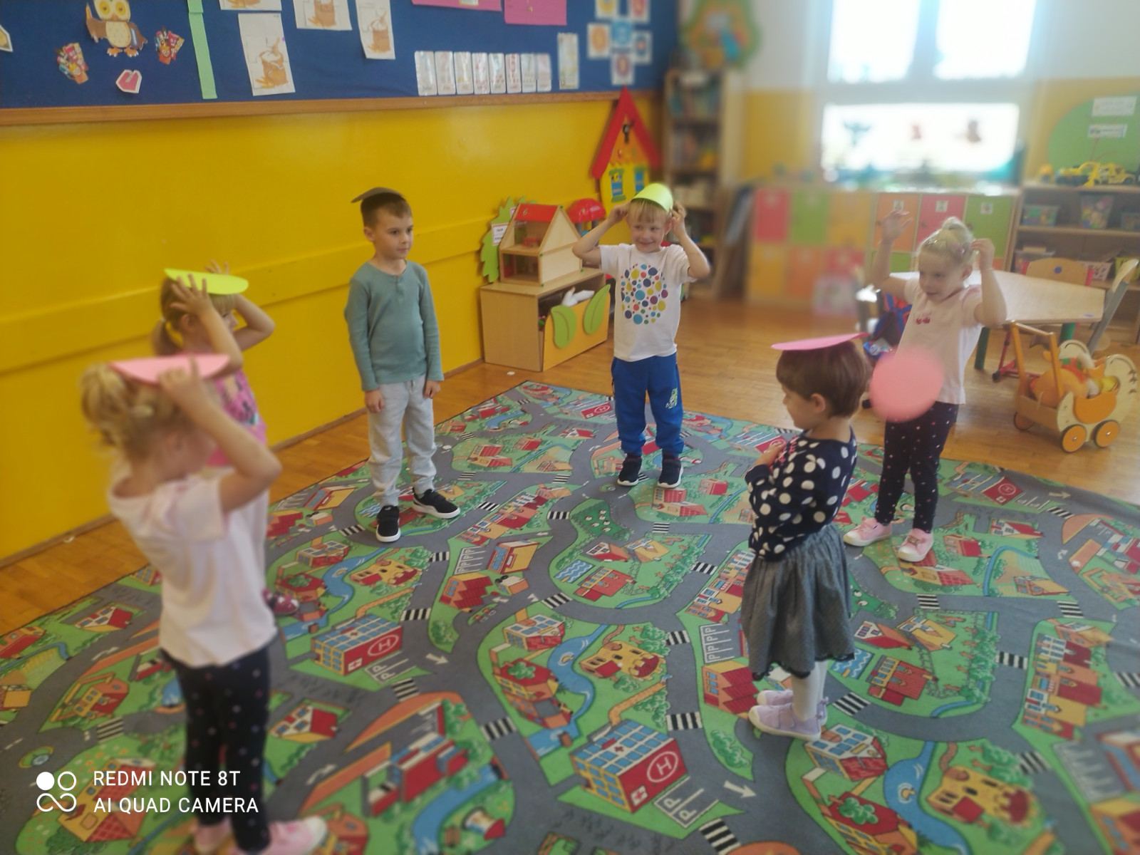 Dzieci bawią się w kole.