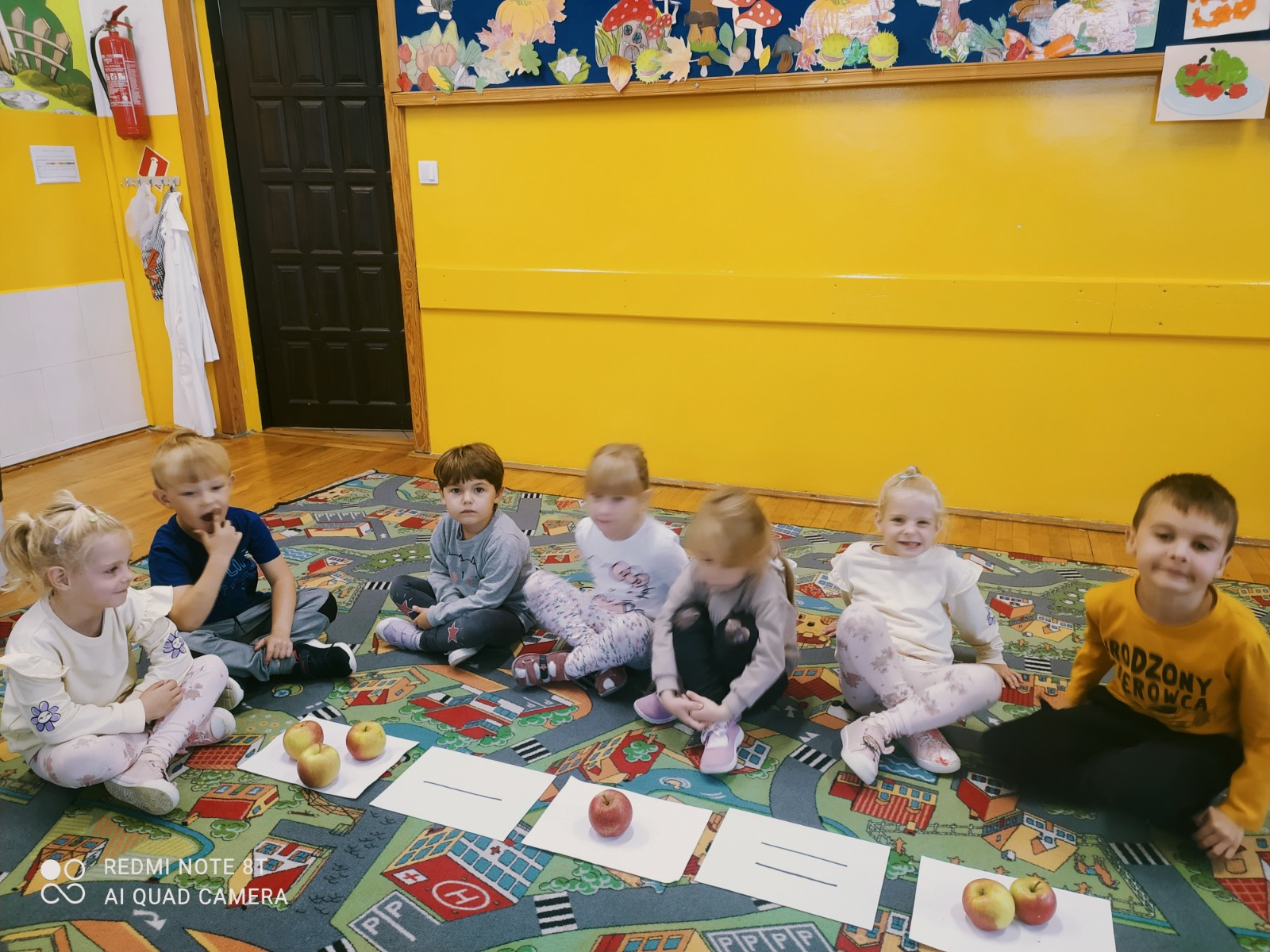 Dzieci przeliczają jabłka.