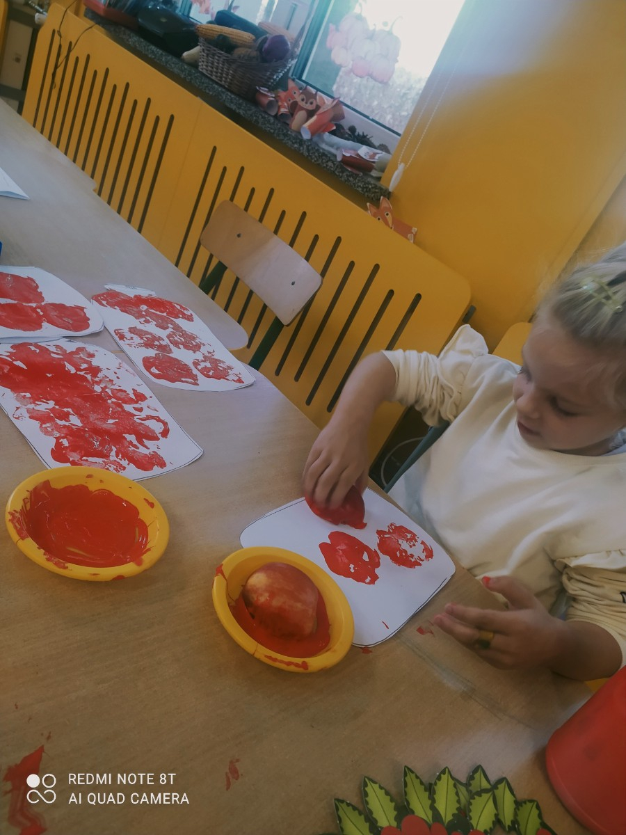 Dzieci odbijają jabłka.