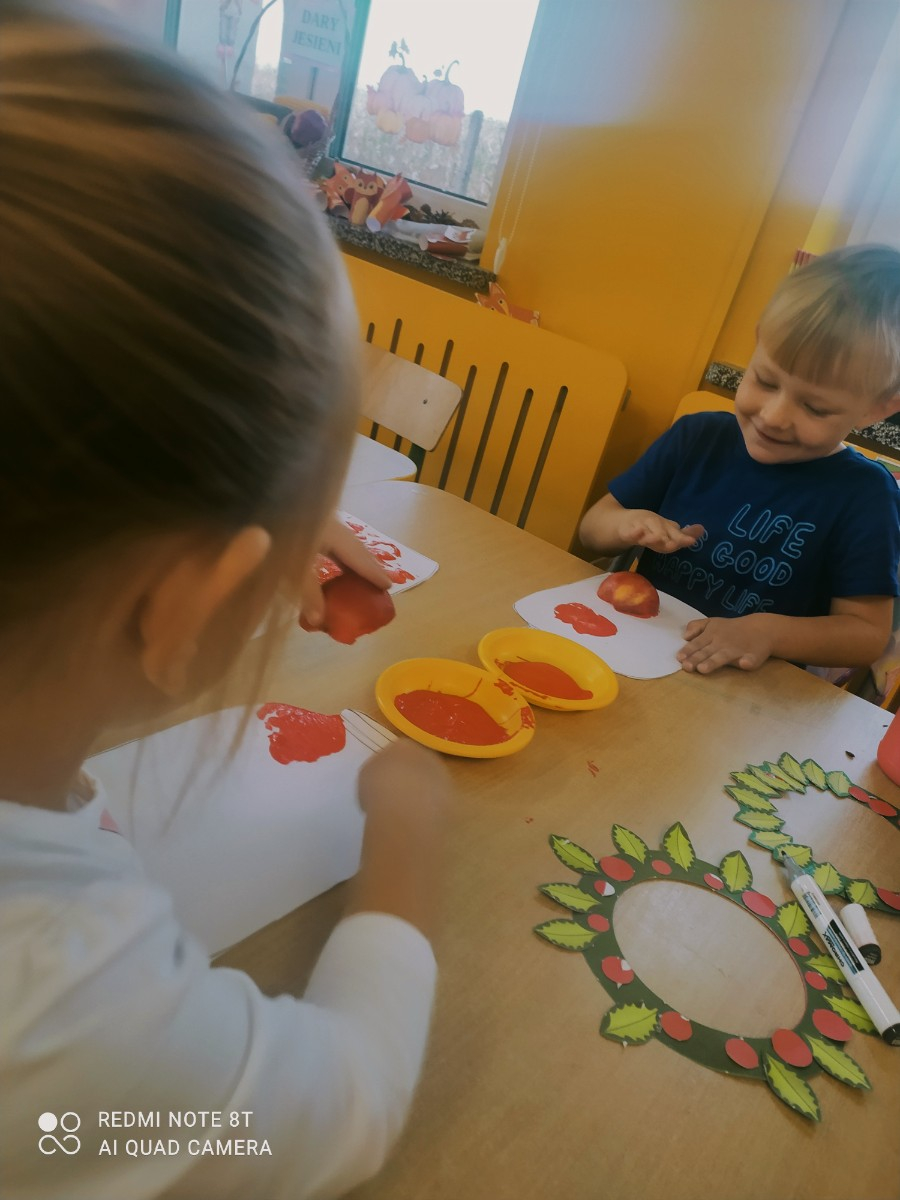 Dzieci odbijają jabłka.