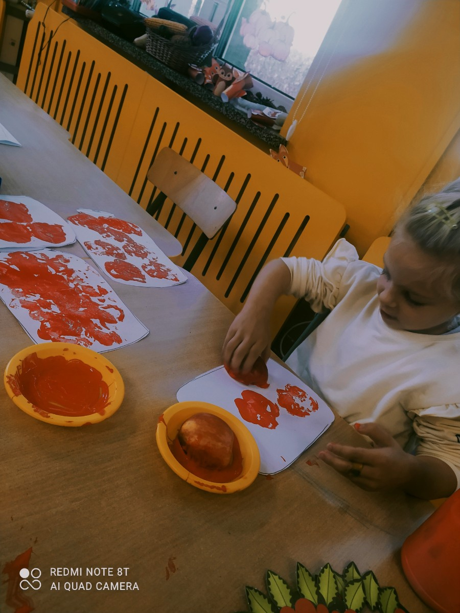 Dzieci odbijają jabłka.