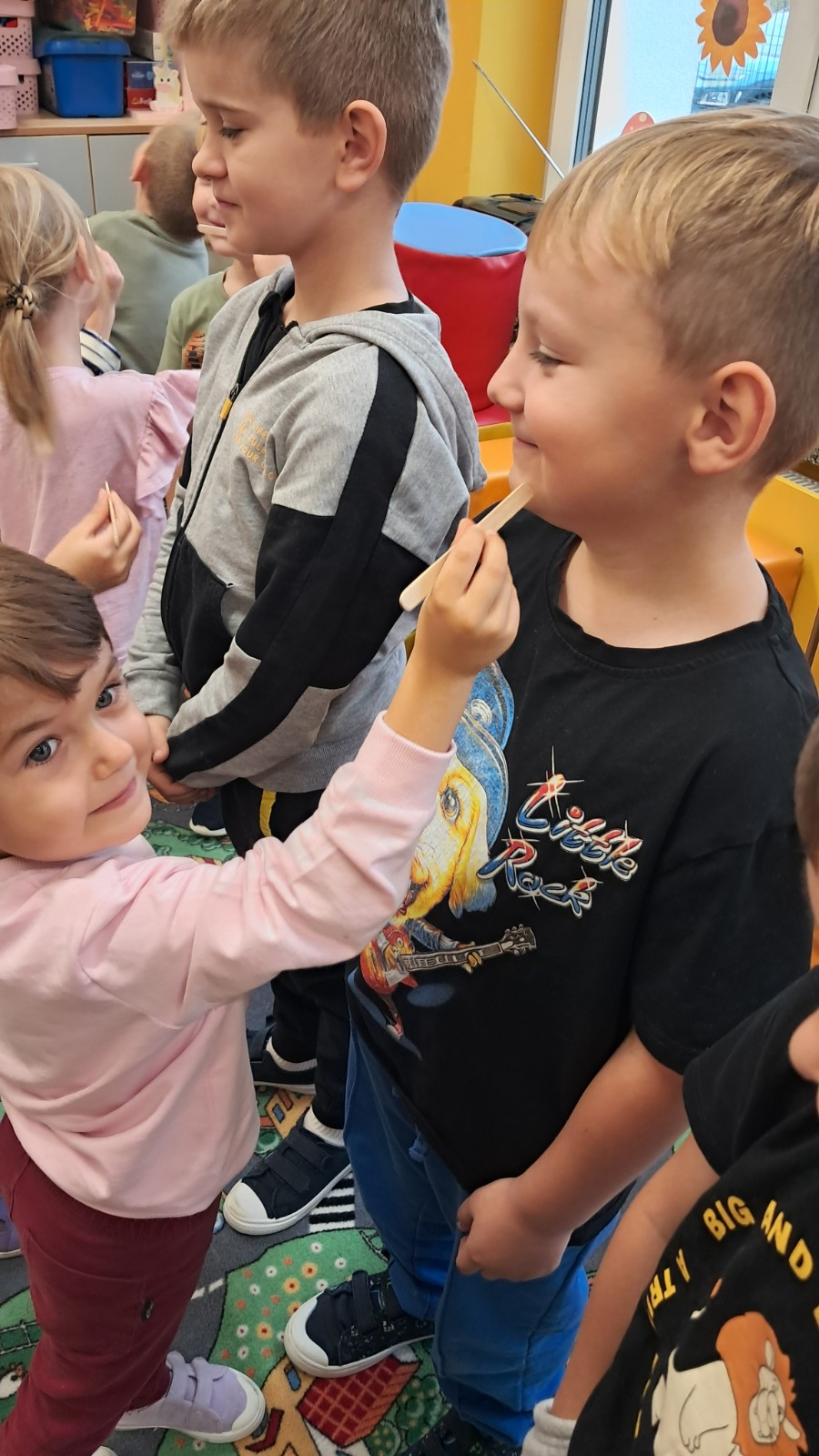 Dziewczynki golą brody chłopcom za pomocą drewnianego patyczka