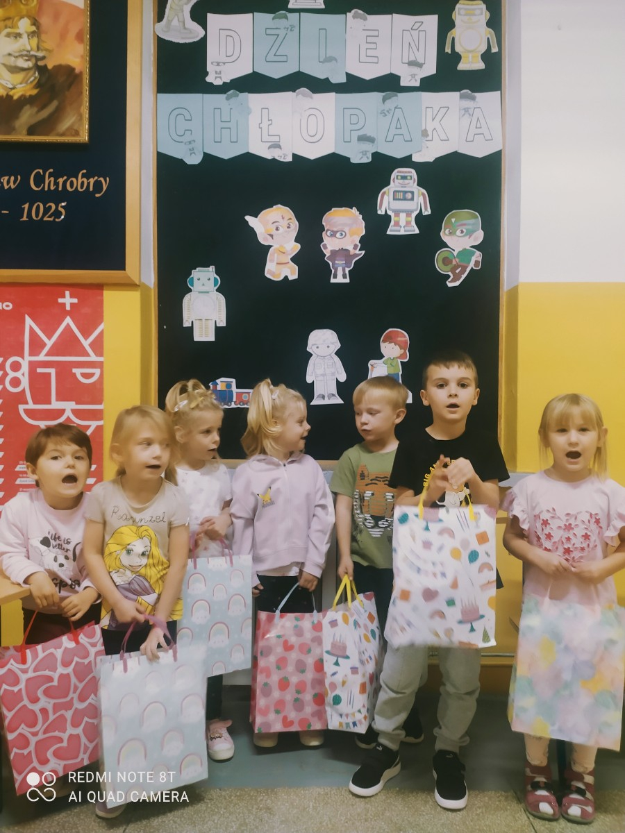 Dzieci prezentują się z upominkami.