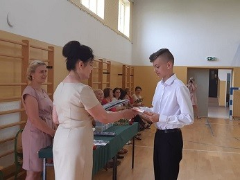 Pani dyrektor wręcza świadectwa i nagrody