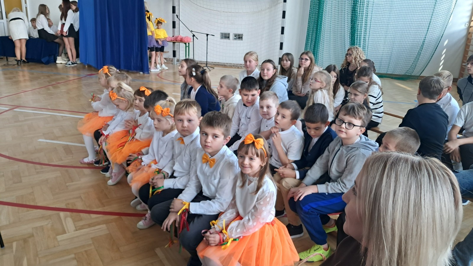 Dzieci czekają na swoje wystąpienie.