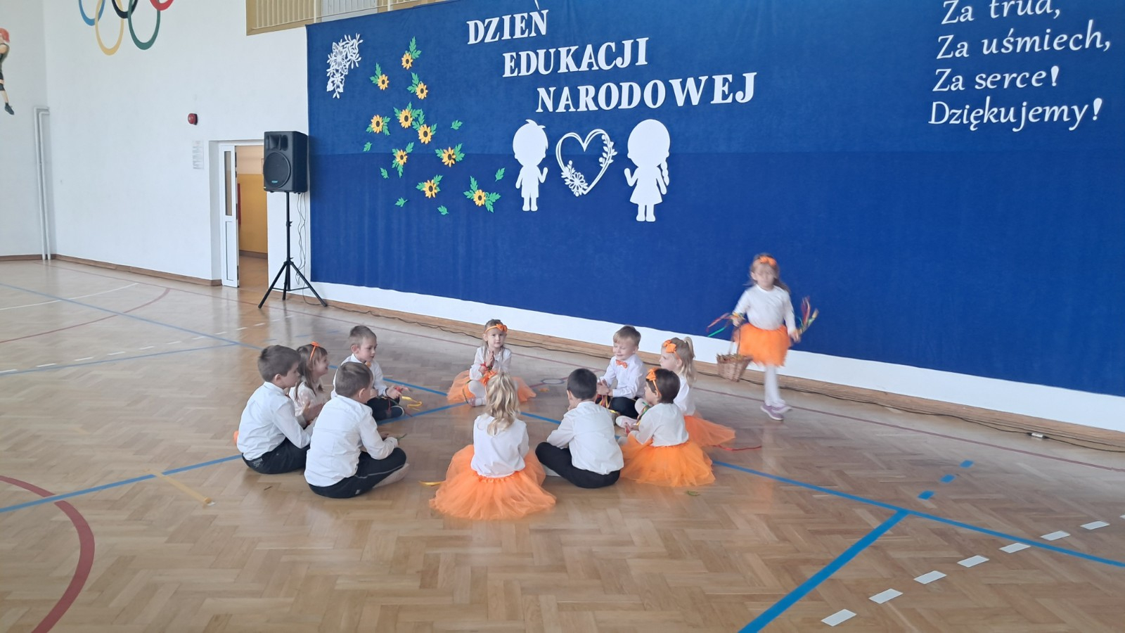 Dzieci tańczą do piosenki 