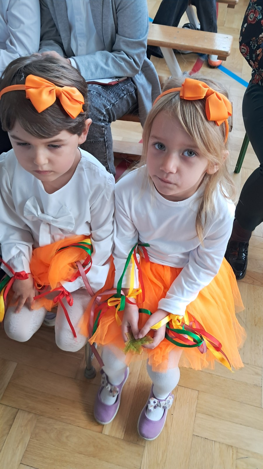 Dzieci prezentują się do zdjęcia.