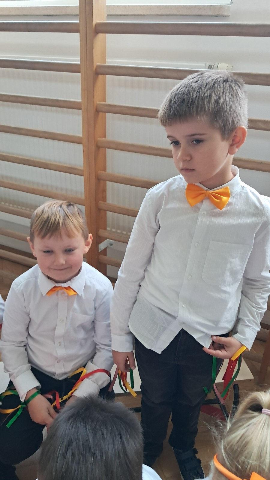 Dzieci prezentują się do zdjęcia.