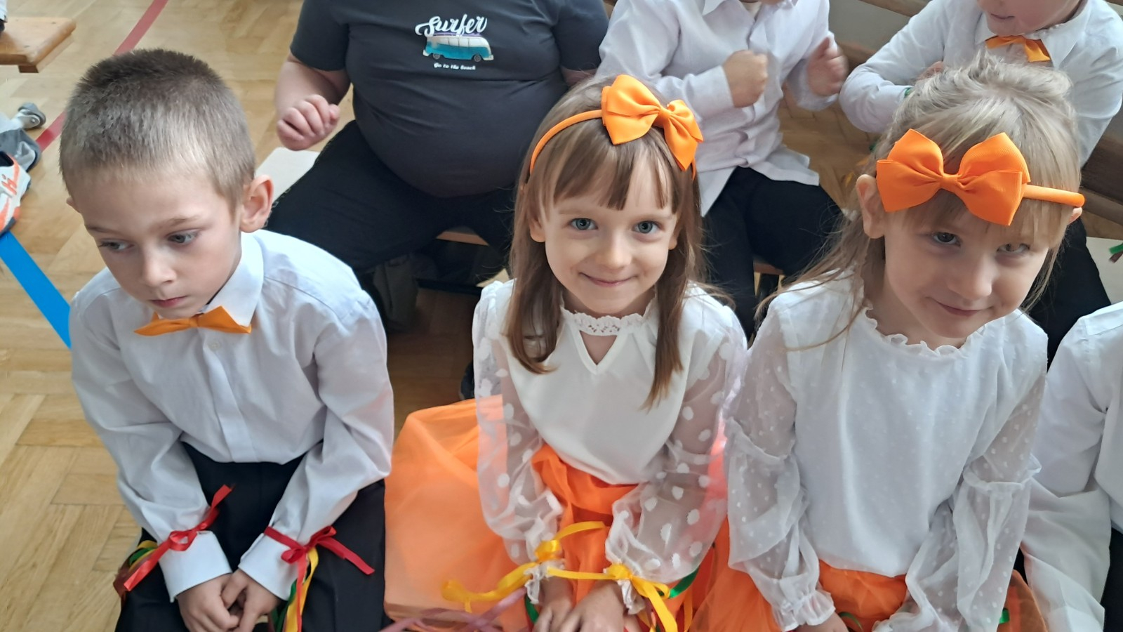 Dzieci prezentują się do zdjęcia.