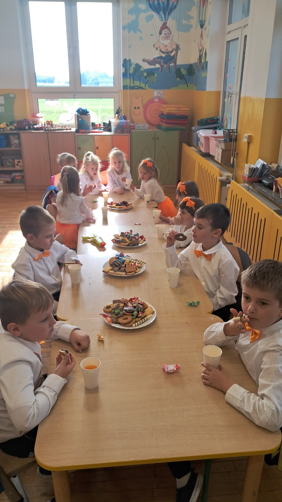 Dzieci biorą udział w degustacji.