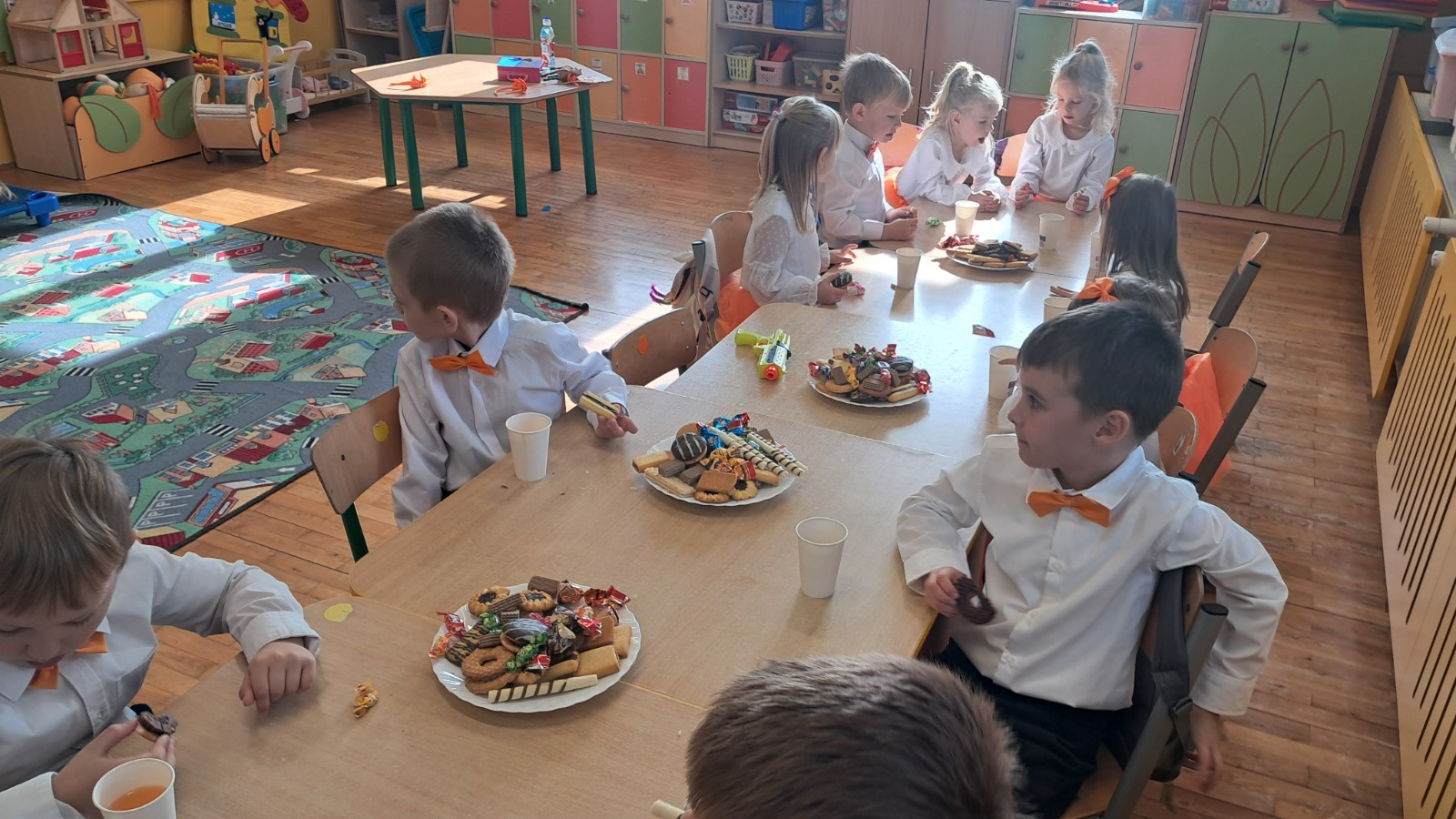 Dzieci biorą udział w degustacji.