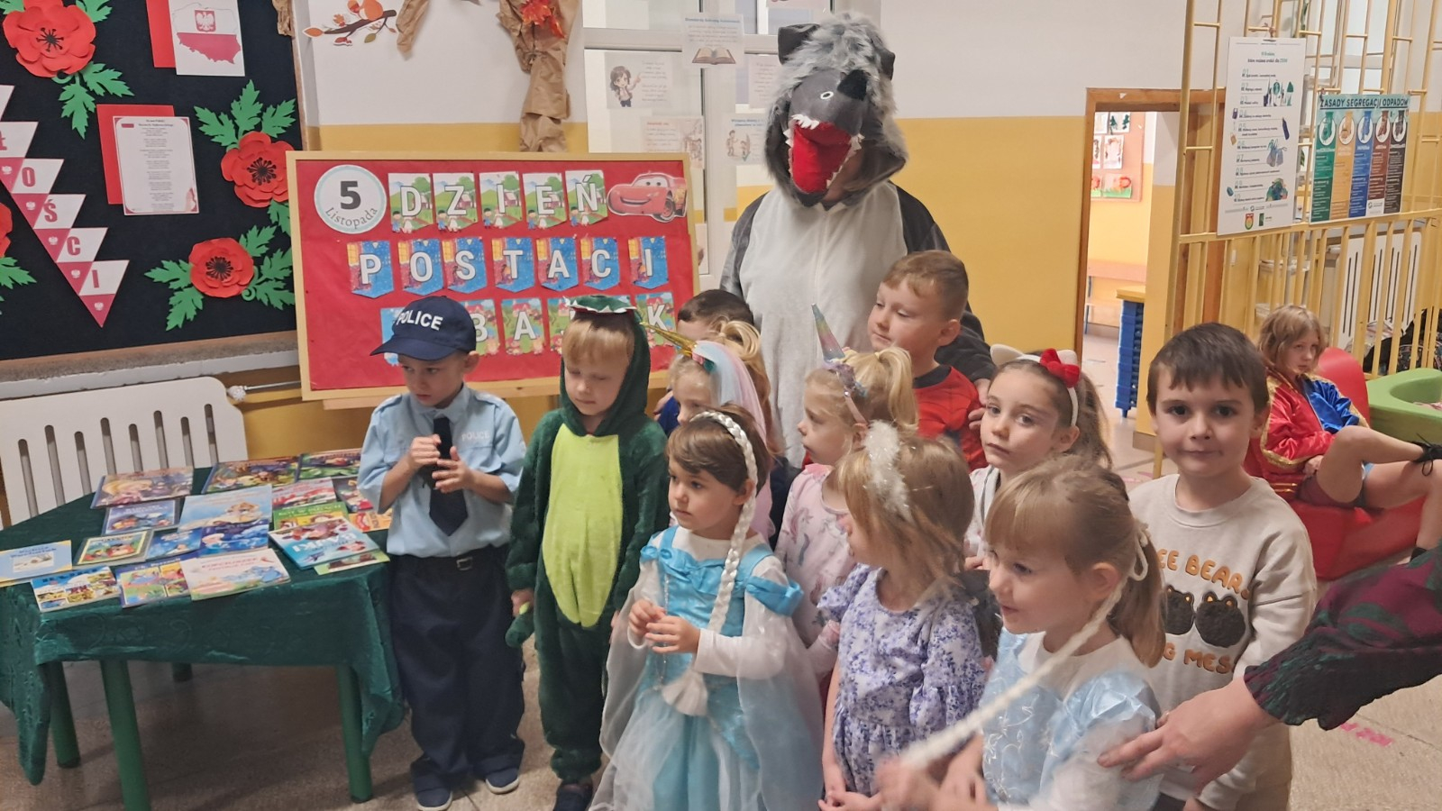 Dzieci wraz z nauczycielką prezentują swoje stroje.