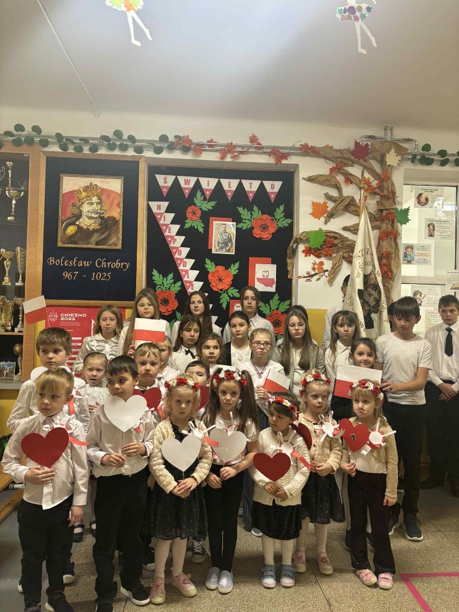 Dzieci prezentują się do zdjęcia w barwach biało-czerwonych.