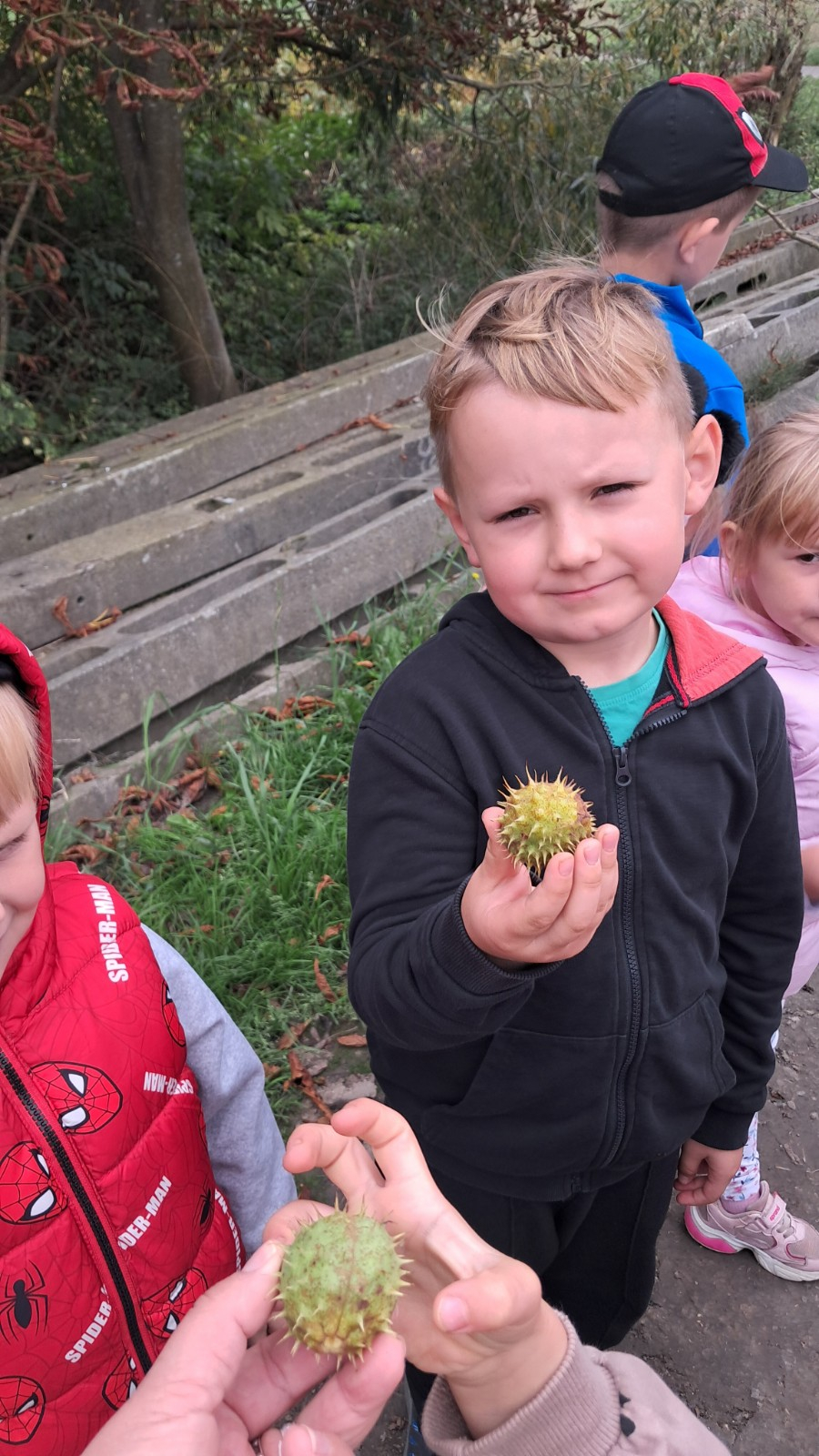 Dzieci poznają dary jesieni.