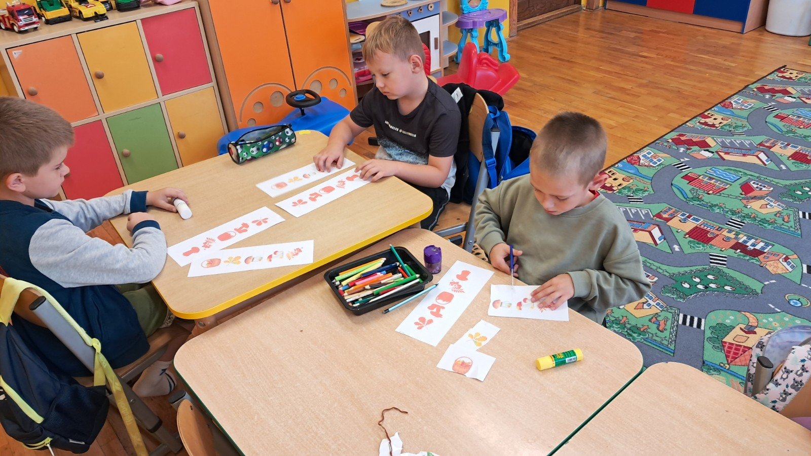 Dzieci pracują w kartach pracy.