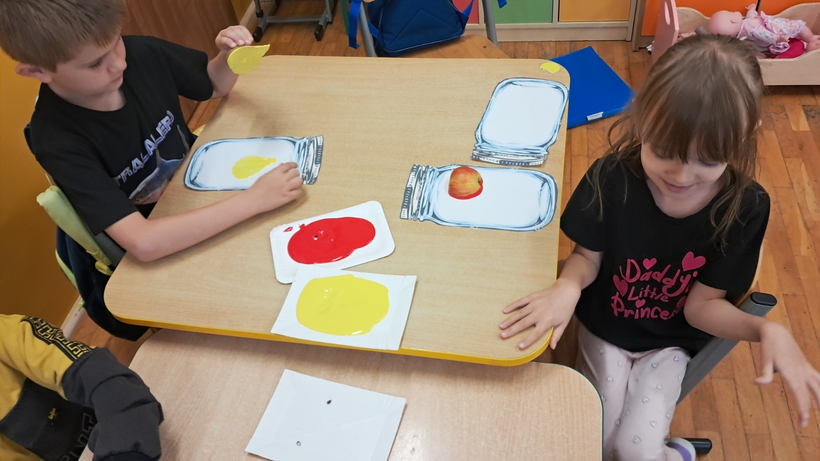 Dzieci mieszają jesienne barwy.