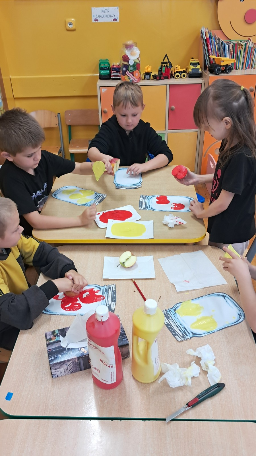 Dzieci mieszają jesienne barwy.