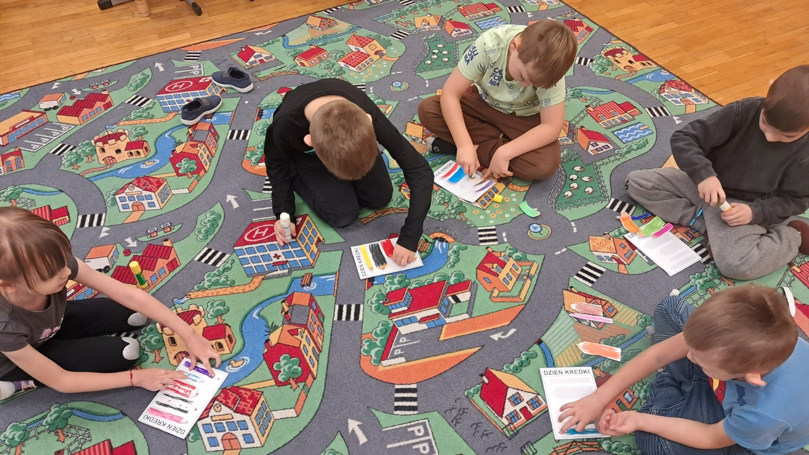 Dzieci wykonują zadanie artystyczne.