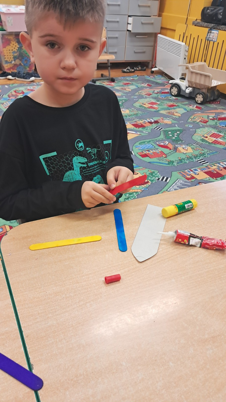 Dziecko wykonuje pracę plastyczną.