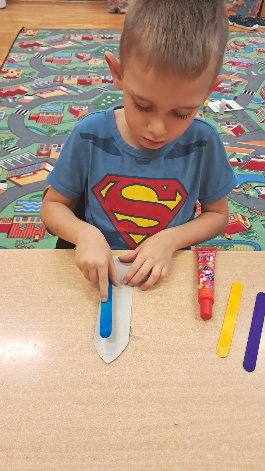 Dziecko wykonuje pracę plastyczną.