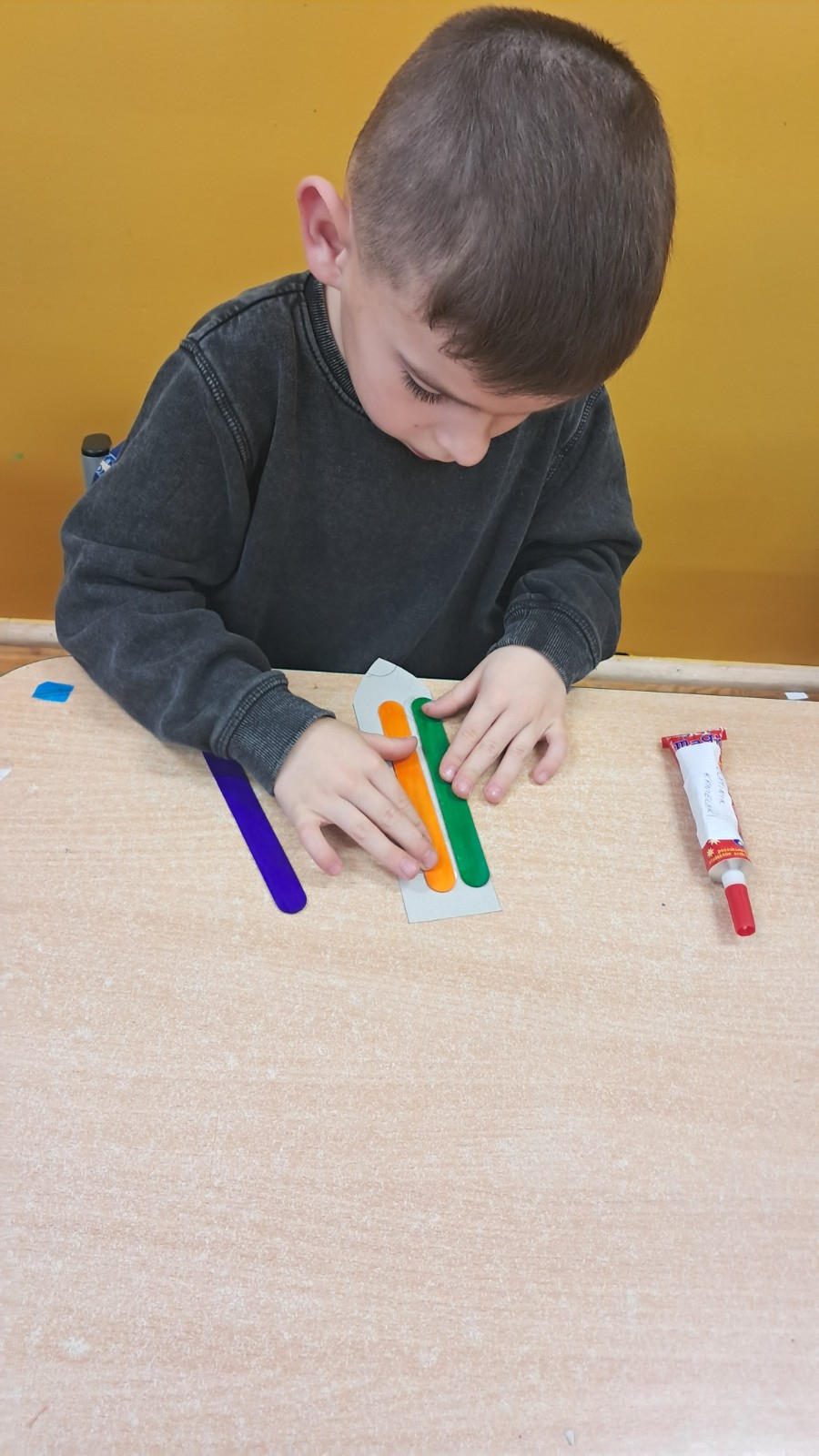 Dziecko wykonuje pracę plastyczną.