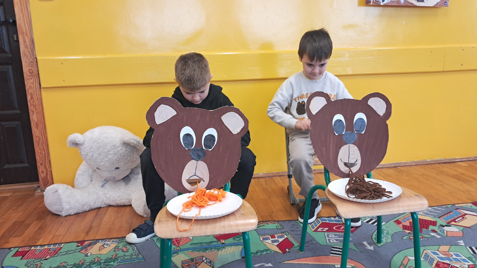 Dzieci biorą udział w misiowych zawodach.