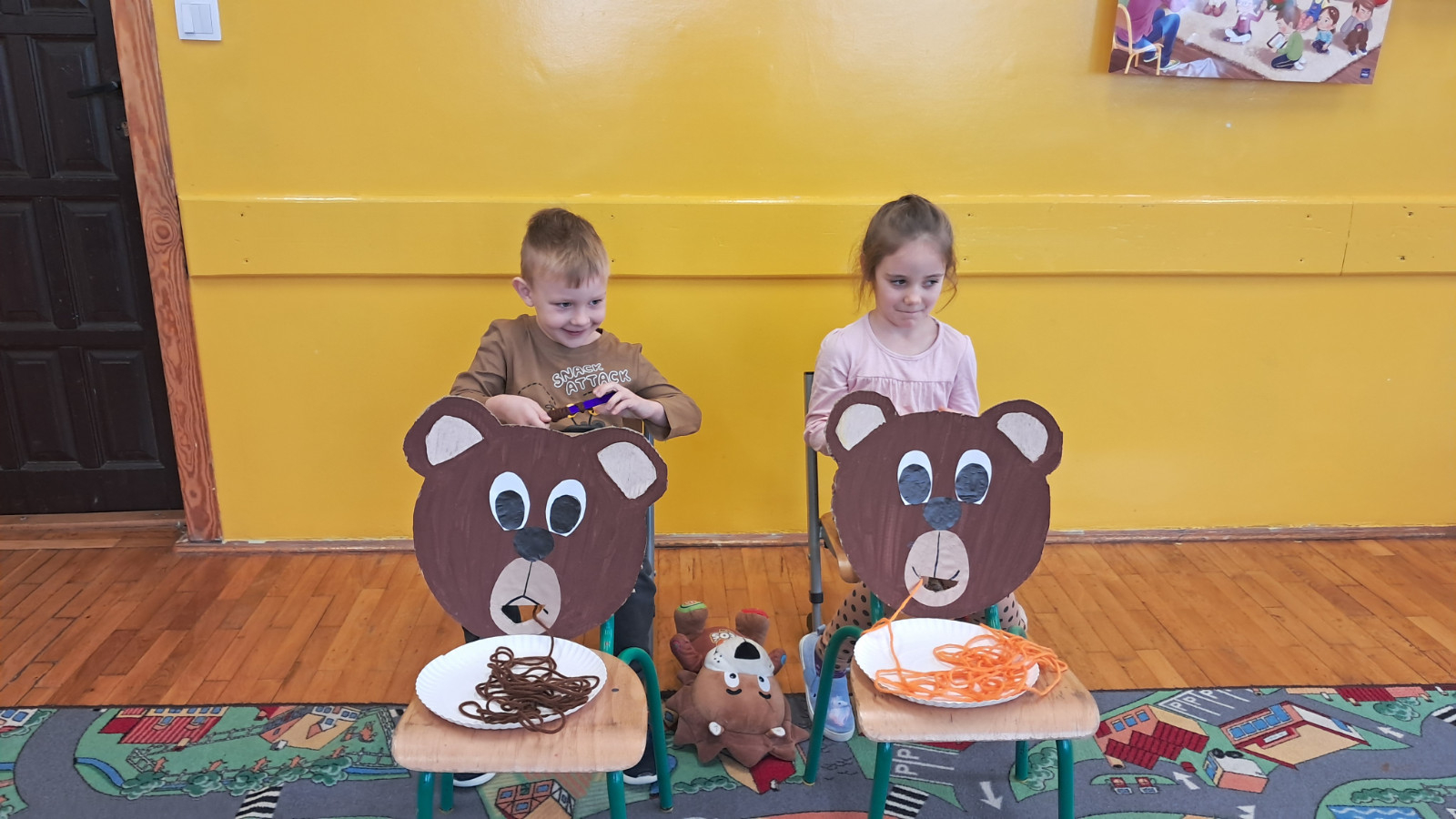 Dzieci biorą udział w misiowych zawodach.