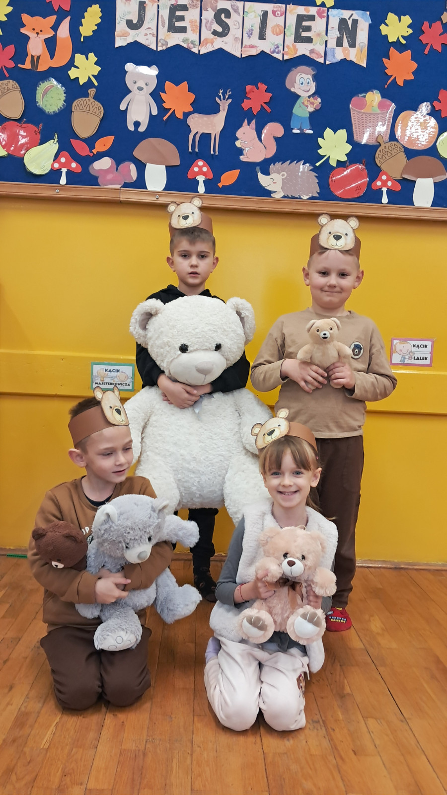 Dzieci pozują z misiami.