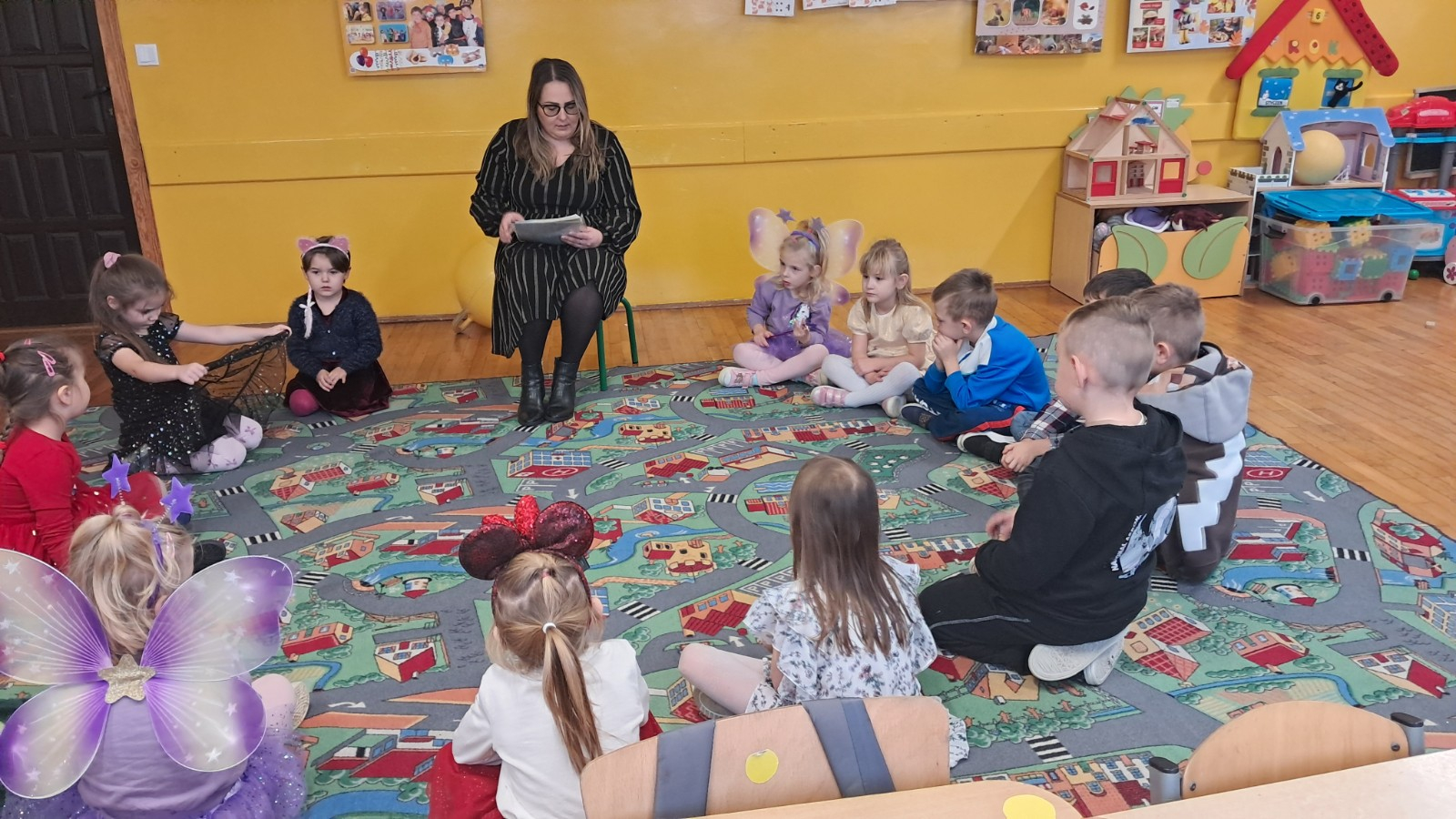 Dzieci biorą udział w andrzejkowych wróżbach.