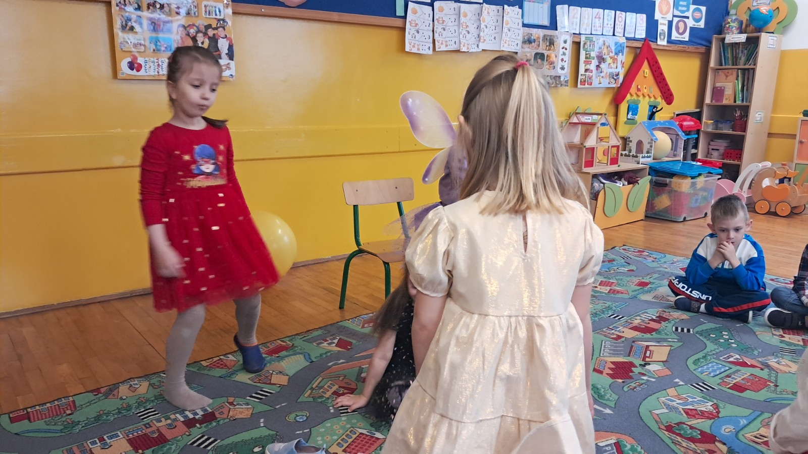 Dzieci biorą udział w andrzejkowych wróżbach.