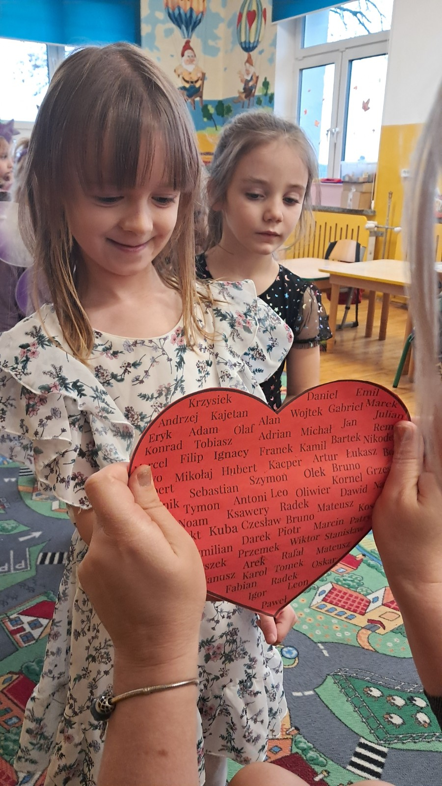 Dzieci biorą udział w andrzejkowych wróżbach.