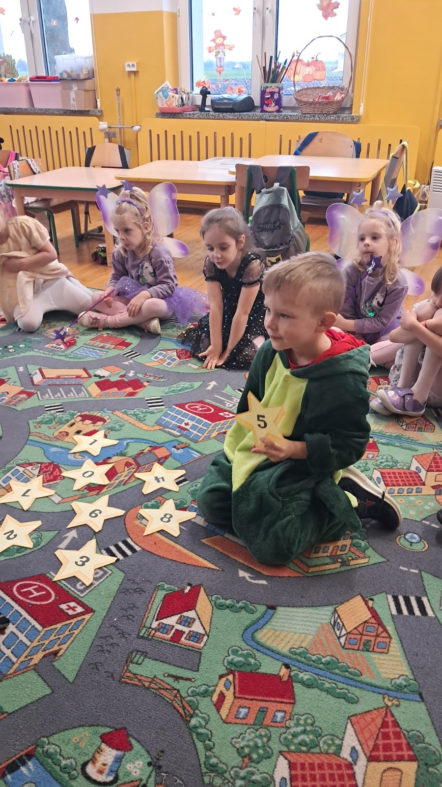 Dzieci biorą udział w andrzejkowych wróżbach.