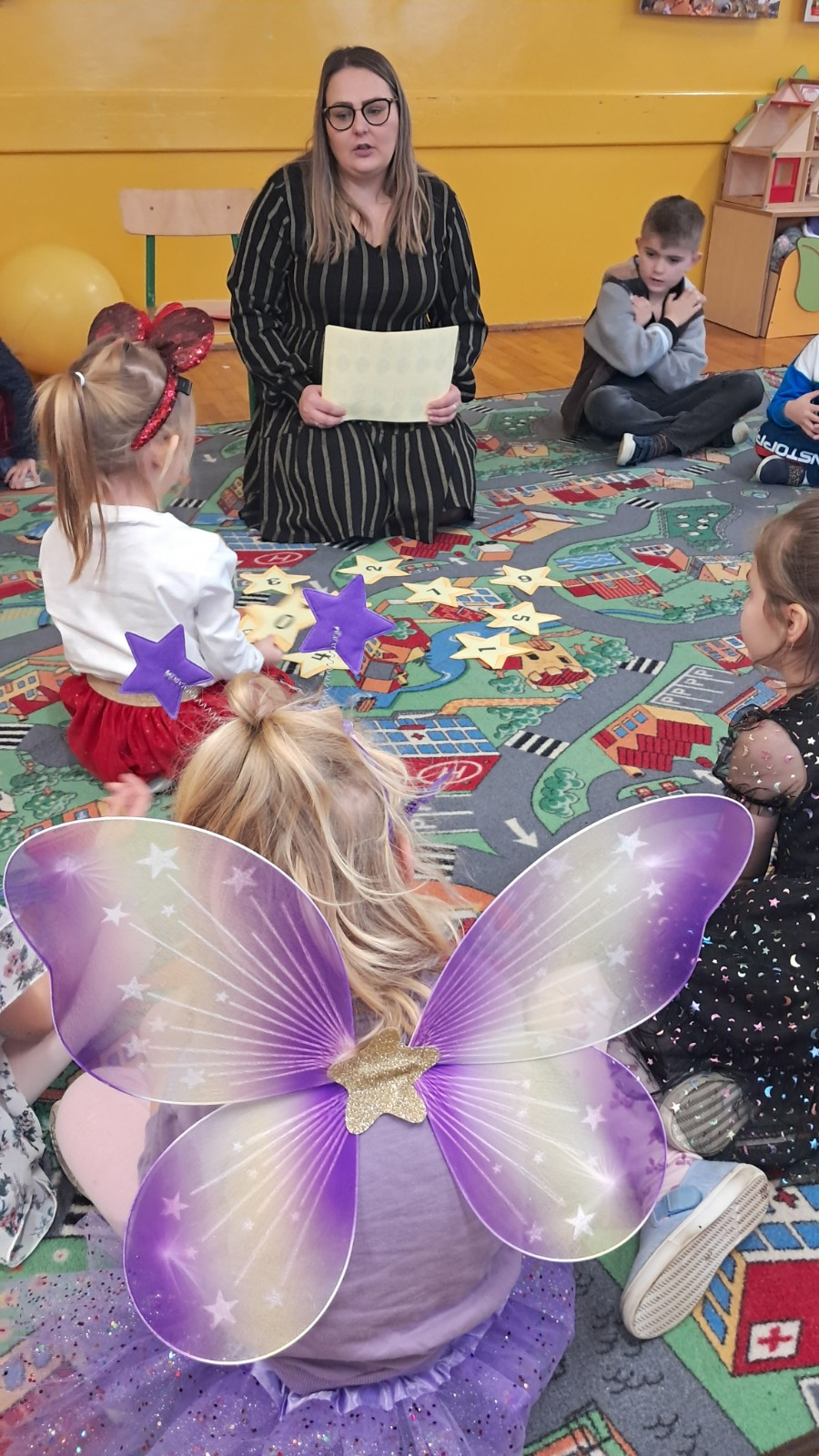 Dzieci biorą udział w andrzejkowych wróżbach.