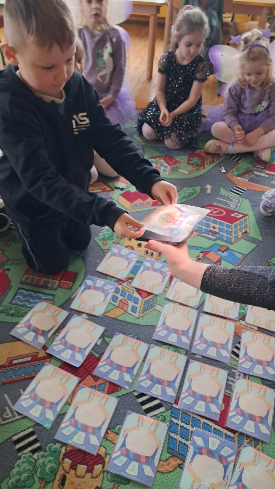 Dzieci biorą udział w andrzejkowych wróżbach.