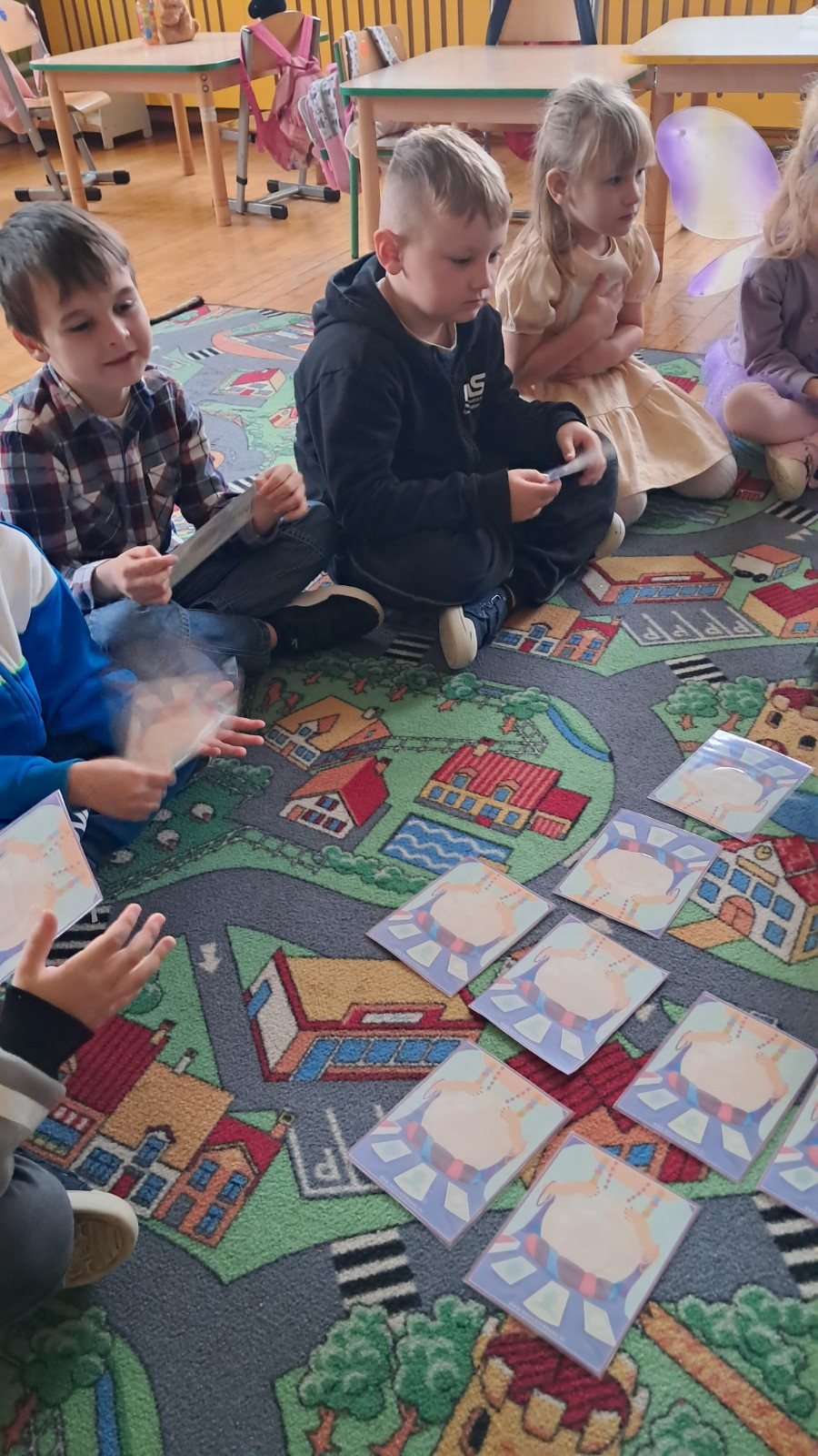 Dzieci biorą udział w andrzejkowych wróżbach.