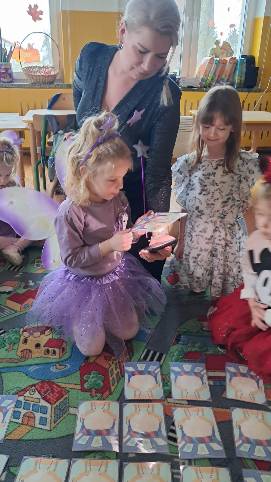 Dzieci biorą udział w andrzejkowych wróżbach.