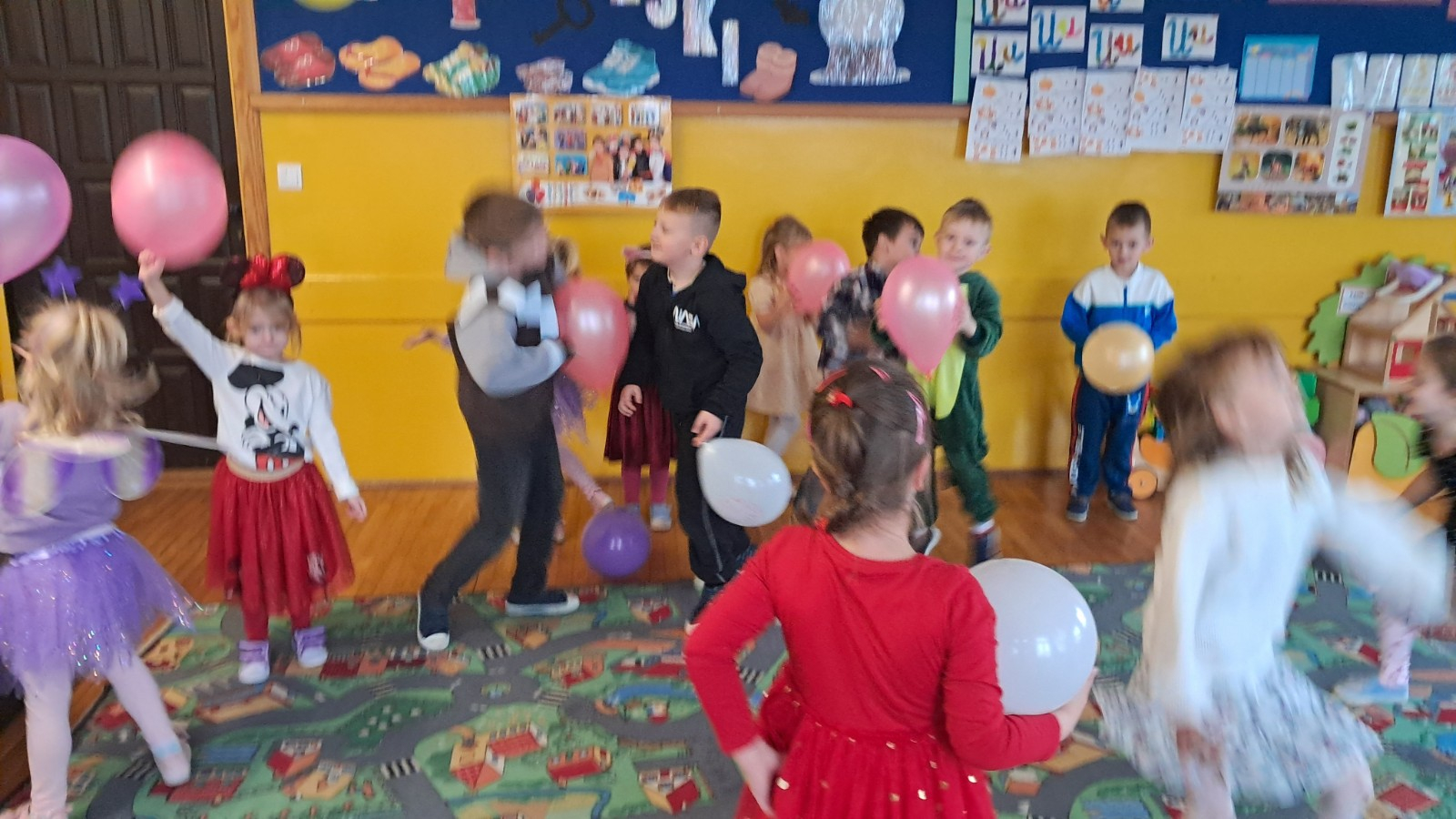 Dzieci biorą udział w andrzejkowej zabawie.