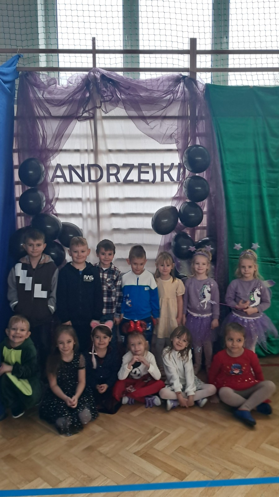 Dzieci pozują do zdjęcia.