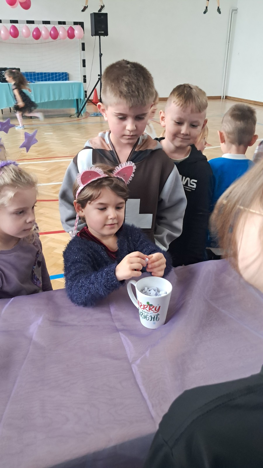 Dzieci biorą udział w andrzejkowych wróżbach.