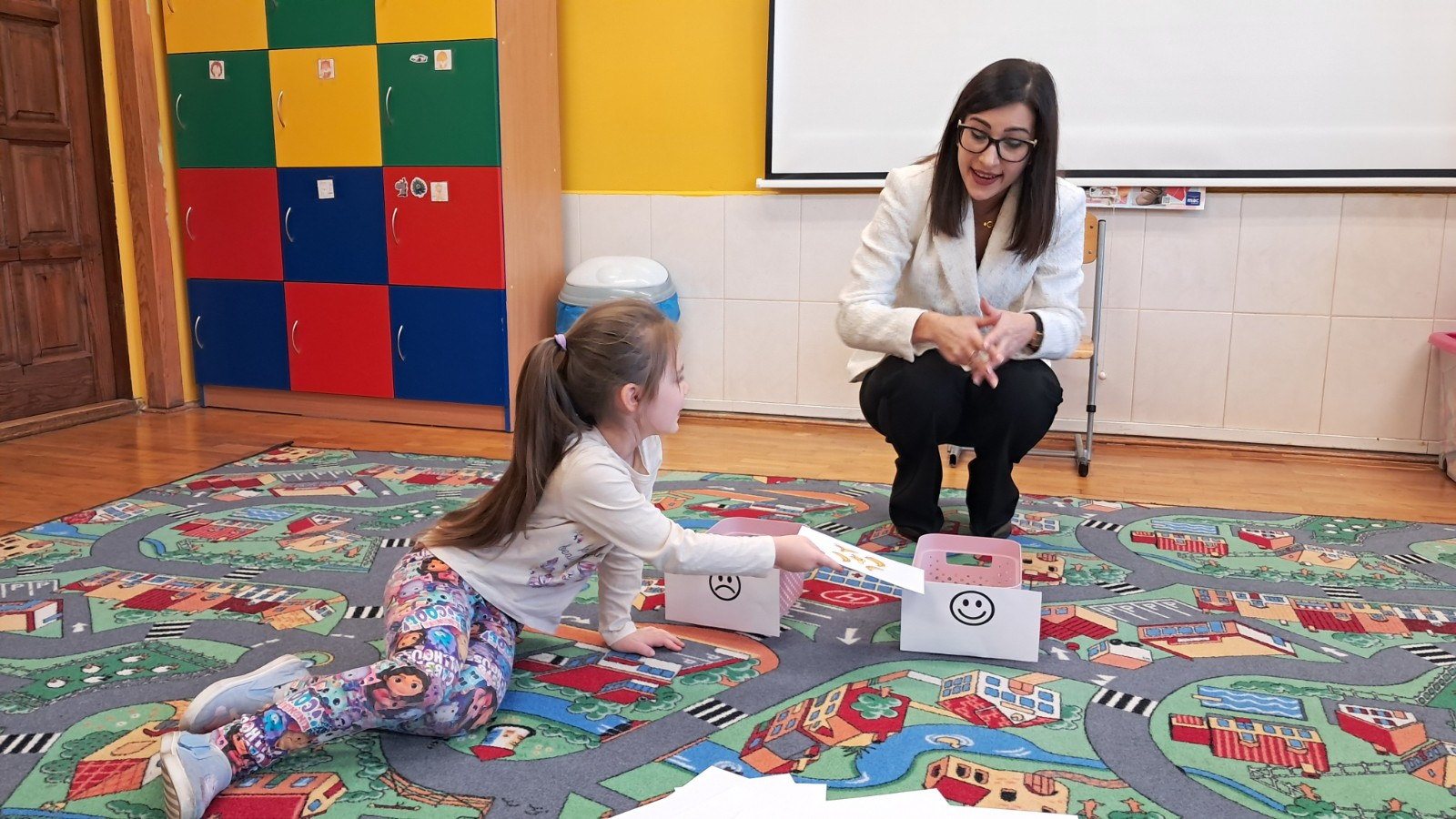 Pani Dietetyk prowadzi zajęcia edukacyjne na temat zdrowego odżywiania.