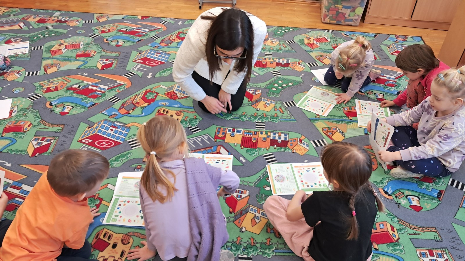 Pani Dietetyk prowadzi zajęcia edukacyjne na temat zdrowego odżywiania.