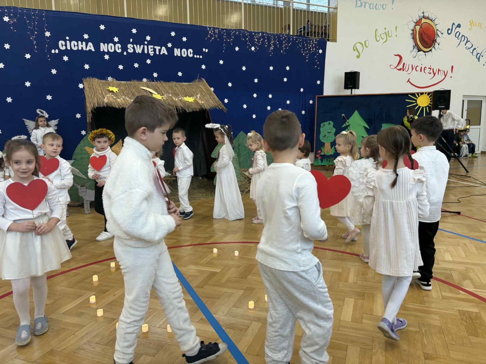 Przedszkolaki tańczą w rytm pastorałki z serduszkami.