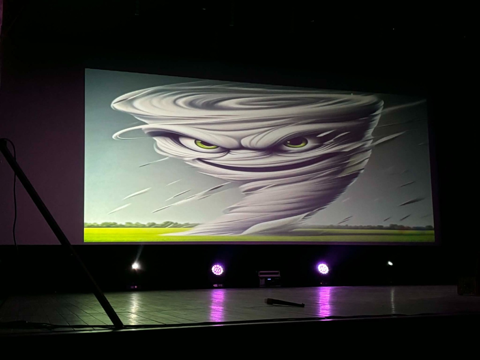 Scena z potworem na ekranie.