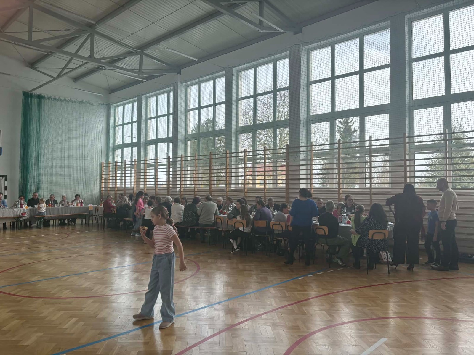 Zaproszeni goście częstują się przygotowanym poczęstunkiem.